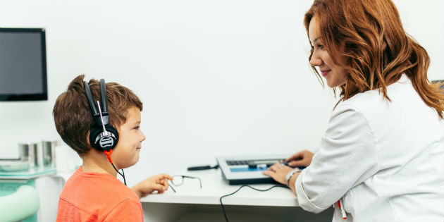 El número de implantes ya supera al de audífonos en niños