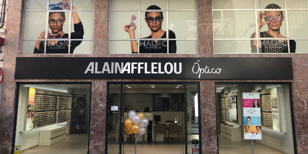 La Fundación Alain Afflelou y Cruz Roja entregan gafas graduadas a personas vulnerables