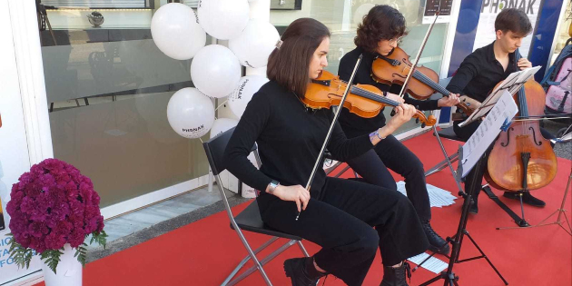 Cómo atraer la atención del transeúnte al gabinete auditivo con música en vivo