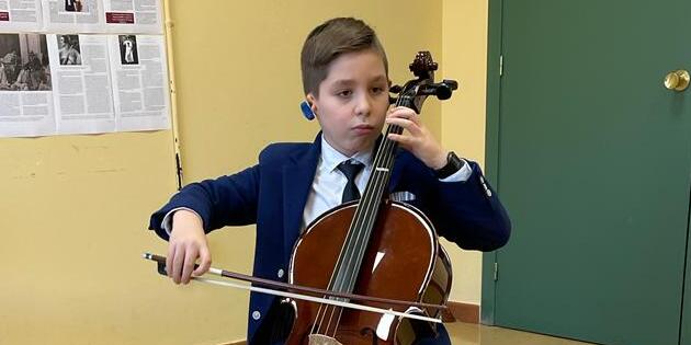El niño español Daniel Alberto gana el concurso internacional ‘Ideas para Escuchar’ con su “audífono camuflado”