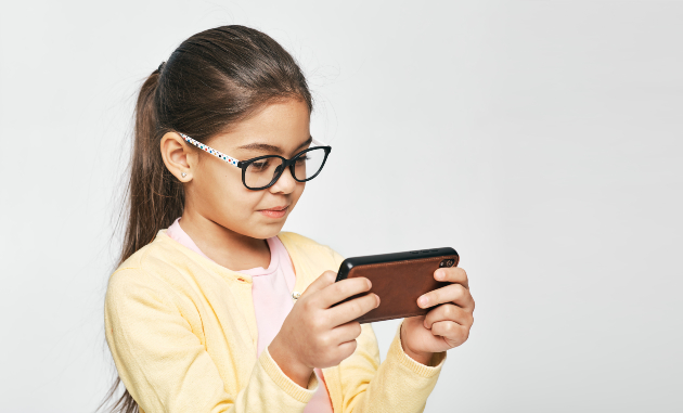 Los niños que pasan más horas frente a la pantalla sufren más de miopía