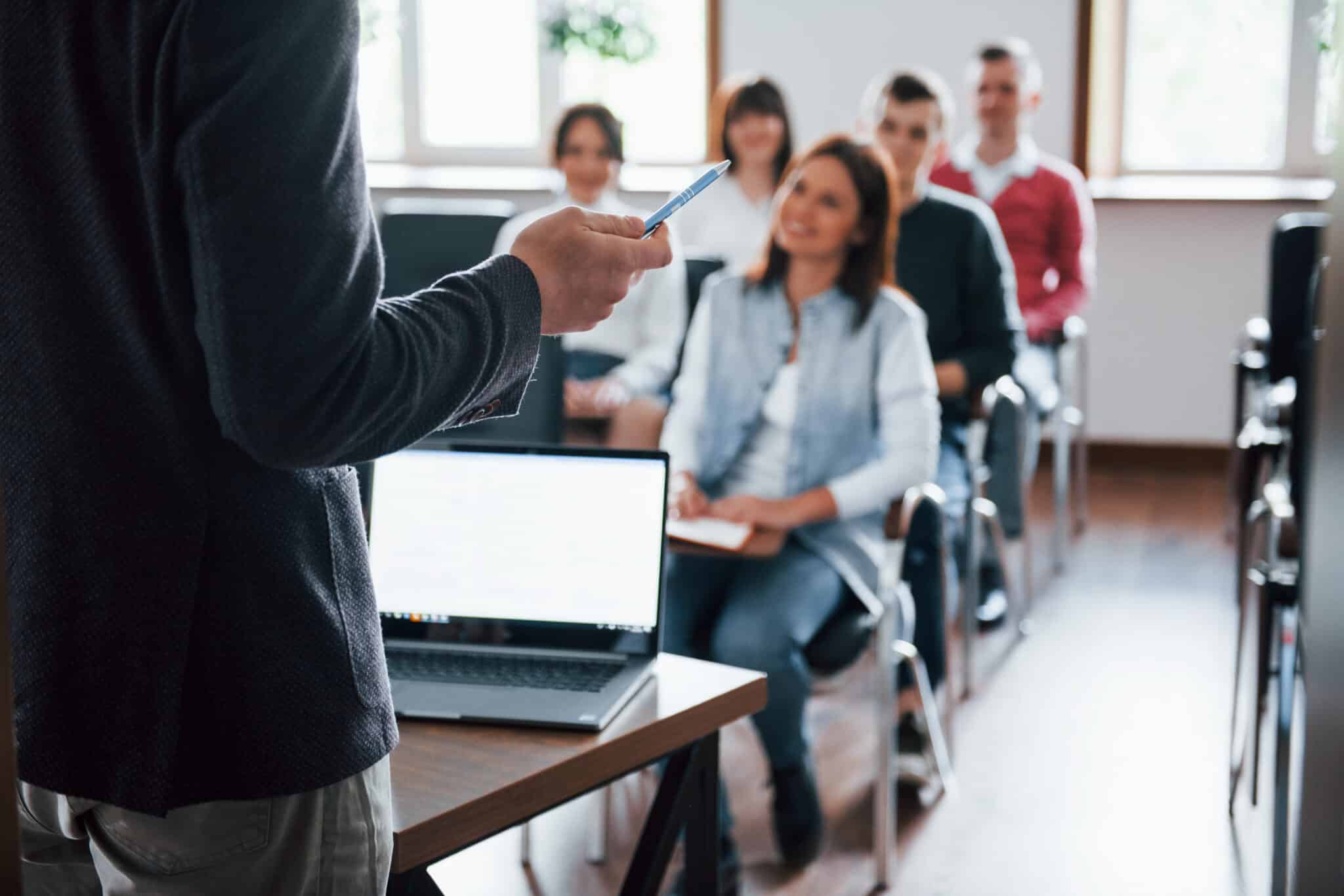 Posgrado en gestión de centros auditivos de Multiacústica con la escuela de negocios ENAE Business School