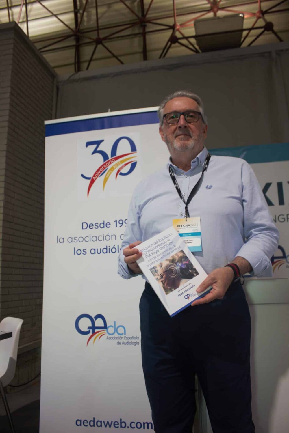 Juan de Dios García presenta su libro sobre trastornos del equilibrio y patología vestibular en el Congreso AEDA 2023