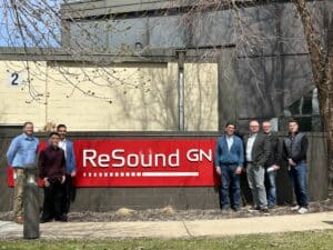 El gerente de Audiocenter Sevilla junto a personal de GN ReSound en el 'Superlaboratorio'.