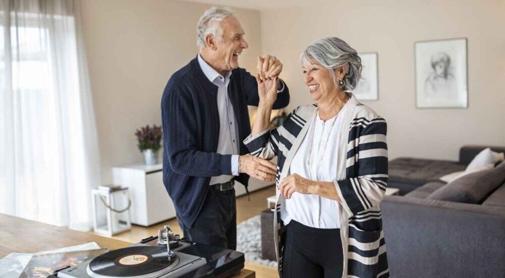 El 52% de los mayores de 65 años percibe que tiene pérdida auditiva, pero más del 45% no ha revisado nunca su audición