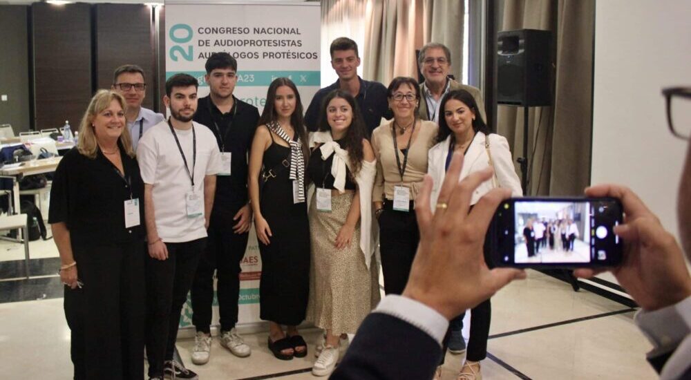 Estudiantes de Audiología Protésica junto al expresidente y la vocal de la ANA, Jordi Serra y Lourdes Cámara.