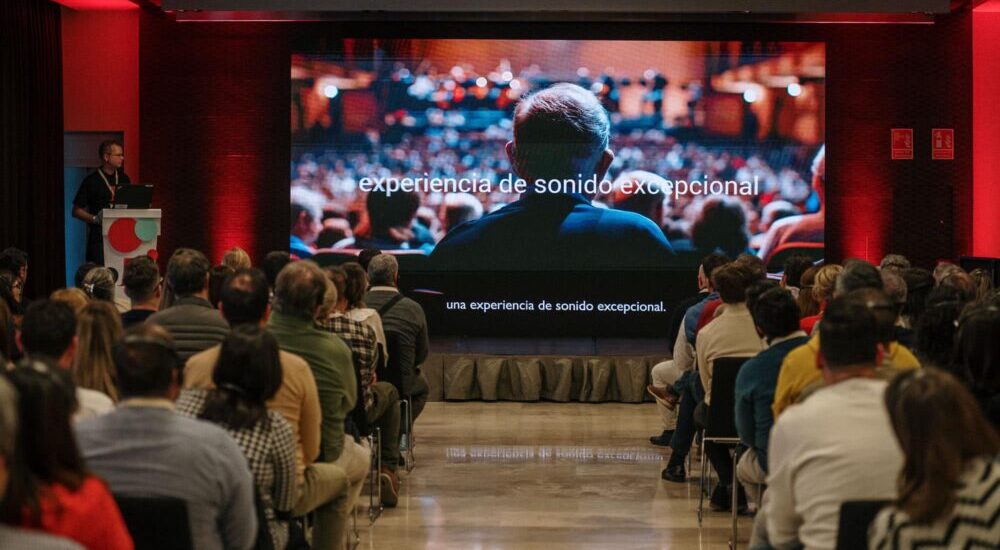 Bernafon presenta su rebranding centrado en las relaciones personales y lanza la familia de audífonos Encanta