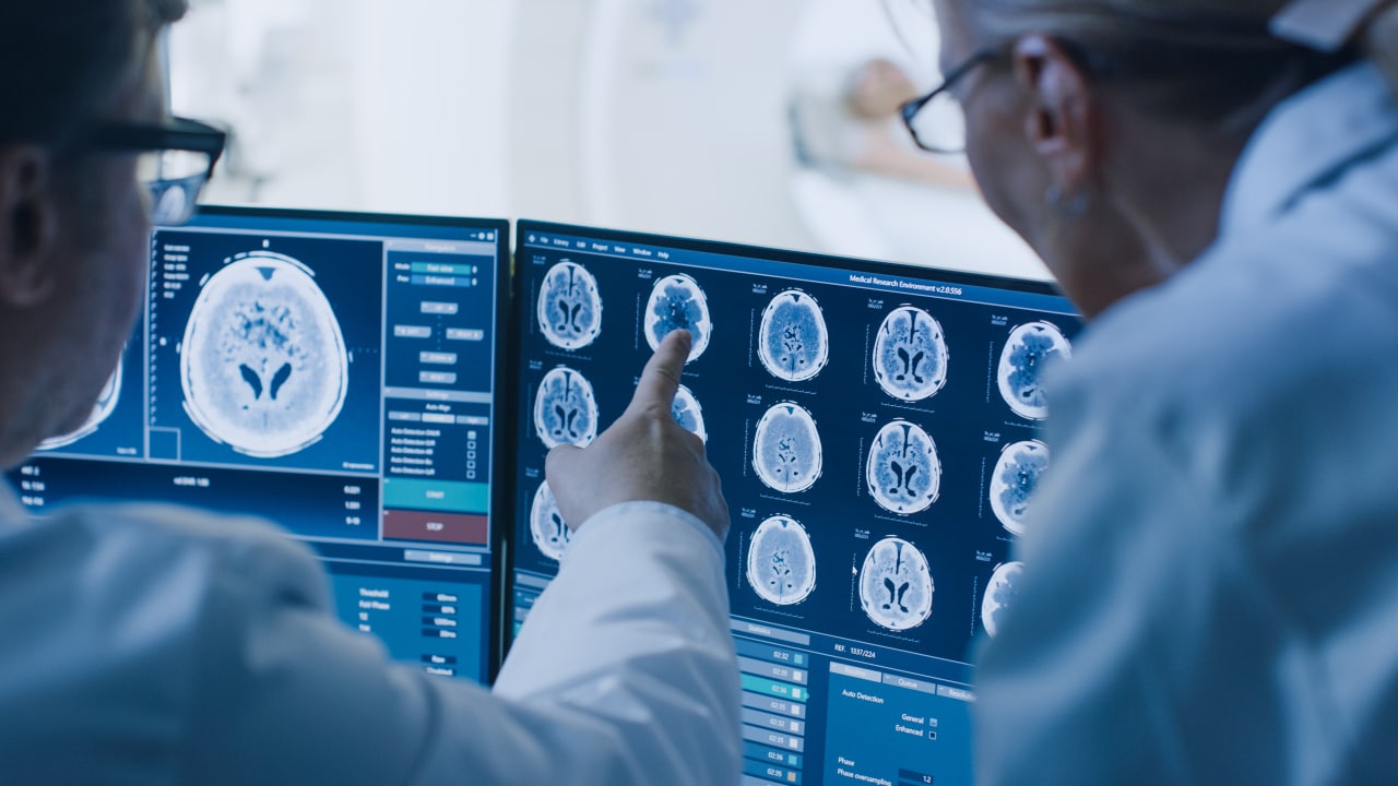 Dos investigadores revisan una prueba médica.