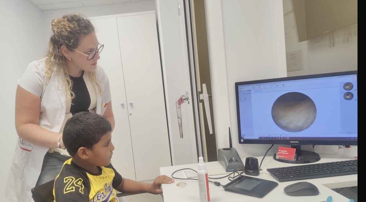 Mahmud, junto a una profesional en La Línea de la Concepción (Cádiz).